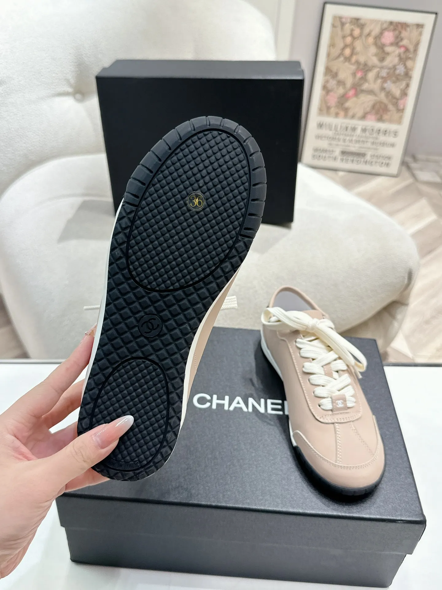 👟👟Ex-factory price 560👟👟 Chanel Grandma 2024 counter top casual sports shoes This classic design; the upper is electro-embroidered with a variety of techniques; the outsole is fashionable and sporty; it is unusual to incorporate a variety of color matching elements... The diversified mix and match is very good-looking and versatile, casual, fashionable, sports and outdoor can be taken into account... ꫛꫀꪝ Go➫ Material: ❶Upper is made of: Original imported high silk cow suede + small fragrance fabric ❷Inner lining: original imported breathable sheepskin lining ❸Outsole based on: original TPU combination outsole Special counter boutique packaging complete set for women 35–41